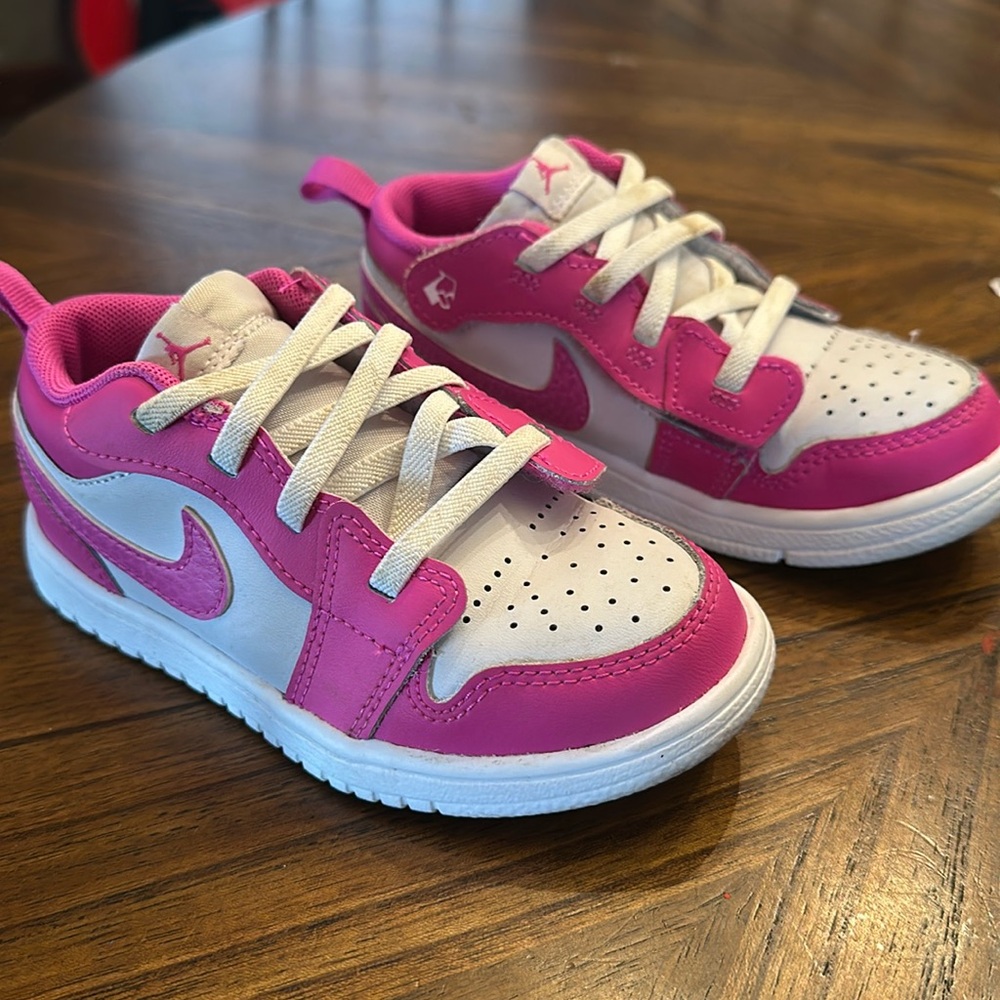 GUC Little girls/toddler 9C NIKE AIR JORDANS